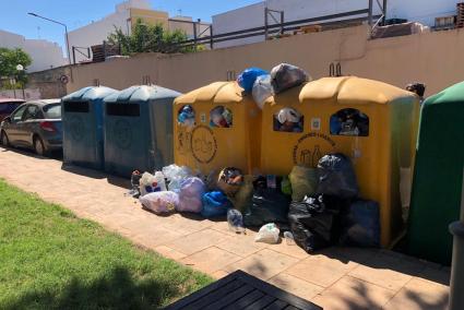 Contenedores a rebosar, este lunes por la mañana en la calle de la Creu de Ciutadella