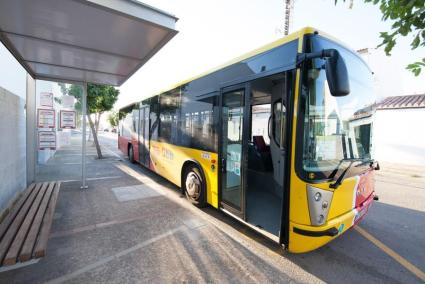 Imagen de uno de los vehículos de transporte regular de pasajeros que operan en Menorca.