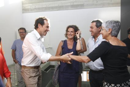 Marc Pons, a la izquierda de la imagen, junto a la ministra Teresa Ribera en una visita a Es Mercadal en el año 2018.