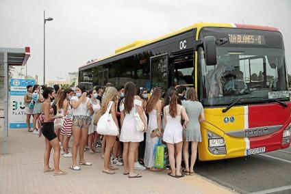 Pasajeros se suben a un autobús de línea regular en Menorca.