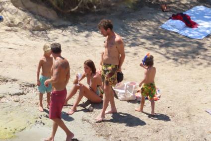 Macarena Gómez y Aldo Comas, un día de playa en Mallorca