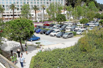 FERRERIES. APARCAMIENTOS. El parking de Cala Galdana no se ampliarÃ¡ hasta el prÃ³ximo otoÃ±o. El proyecto para pasar de 190 a 256 plazas, listo desde hace un aÃ±o, se ha tenido que modificar.