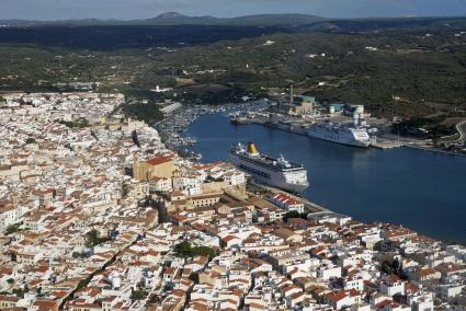 Vista aérea del casco urbano de Maó.