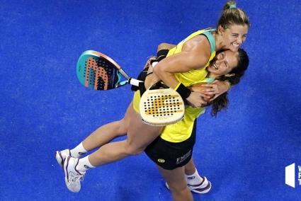 Alejandra Salazar y Gemma Triay se funden en un abrazo tras avanzar a la final del Málaga Open.    Foto: WPT