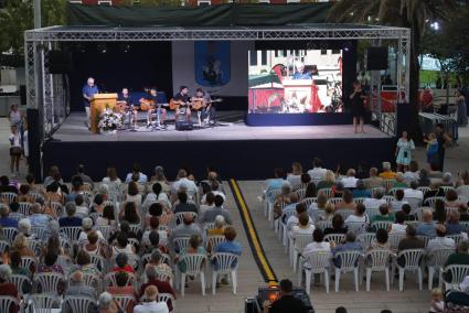 El nombrós públic, gaudint amb l’alegria de retrobar les festes de Sant Jaume i els seus actes. F