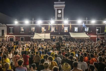 La plaça de s'Esplanada, plena de gom a gom per veure el primer jaleo