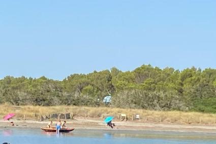 La tienda, oculta entre las dunas