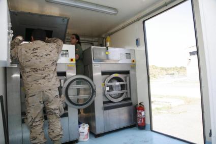 Lavandería en la base militar de San Isidro, en Maó, durante unos ejercicios militares.