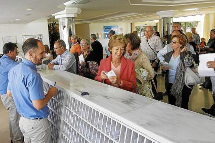 MENORCA - TURISMO - La campaÃ±a del Imserso arranca con la llegada de 600 turistas en dos dÃ­as