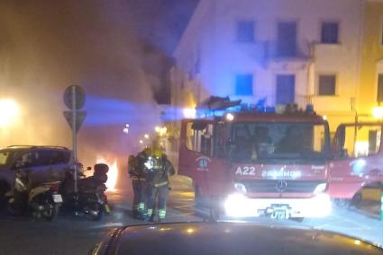 Los bomberos acudieron a sofocar el fuego originado en un contenedor de cartón en la plaza de Es Born en Ciutadella