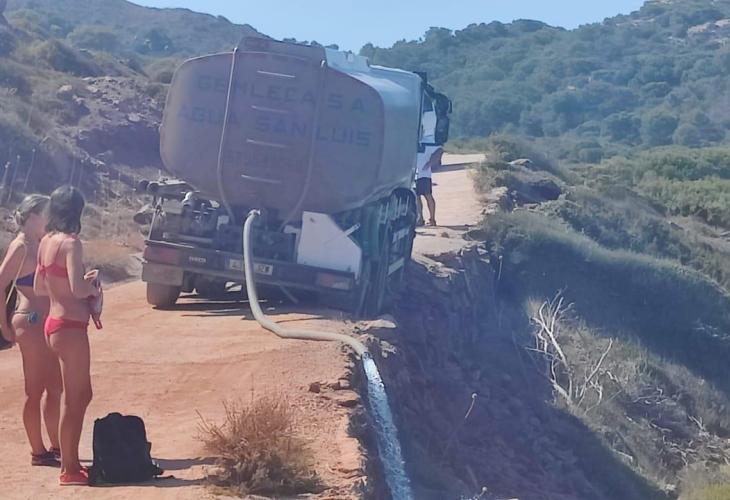 El camión de agua potable ha quedado embarrancado en el camino de Son Ametller, en la parte alta del acantilado de Cala Pregonda.