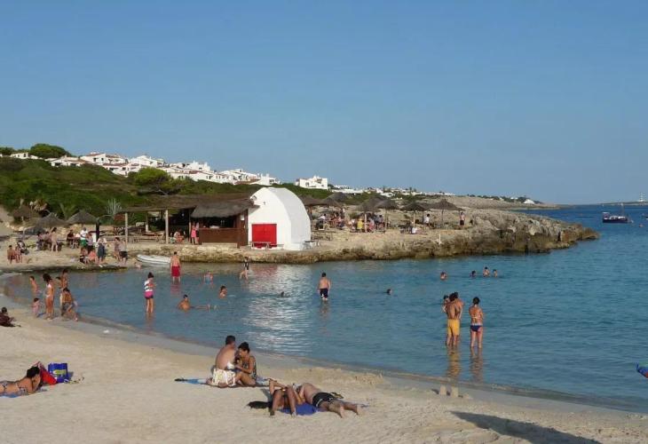 La playa de Binibèquer sin los Bucaneros