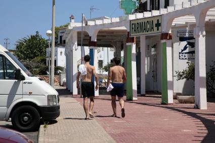 Dos jóvenes sin camiseta, este miércoles en Cala en Blanes.