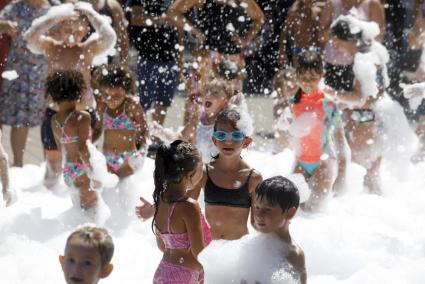 EIVISSA. BARRIOS. DiversiÃ³n y mucha espuma en el esperado retorno de las fiestas de es Clot. Tras dos aÃ±os sin celebrarse, el barrio de Vila vuelve a vivir sus fiestas estivales