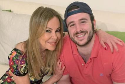 Ana Obregón junto a su hijo Aless Lequio