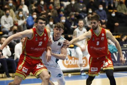 Héctor Alderete, en el centro de la imagen, en partido ante el Benicarló