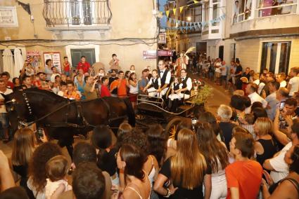 L’entrada del carro a la Plaça amb la figura de Sant Llorenç en l’inici del programa de festes