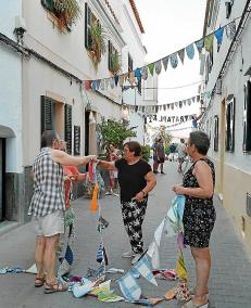 La col·laboració dels vesins ha permès posar una enramada original