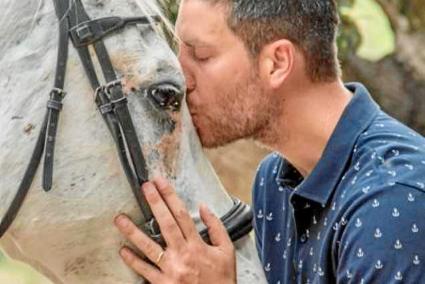 Adrià Mesa, besando a uno de sus caballos, en una imagen reciente de este mismo verano. El exjugador de básquet y el mundo hípico, van de la mano. 