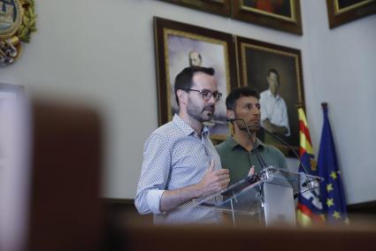 El alcalde Héctor Pons y el concejal del área social, Enric Mas.