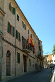 Fachada de la casa consistorial de Estellencs