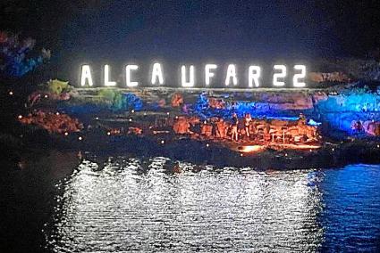 Las lucecitas led en el contorno de la cala y el letrero luminoso.