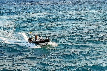 El guardia civil y Pedro Pons se montaron en una lancha cuyo tamaño era prácticamente el mismo que la entrada a Sa Cova, por lo que podían chocar contra las rocas en cualquier moment