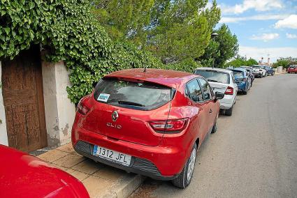 Hasta la puerta de casa. Vehículos aparcados sobre la acera, incluso dificultando el acceso a un inmueble, en una de las calles de Serpentona