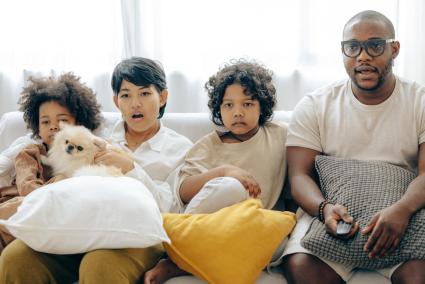 Familia viendo la televisión