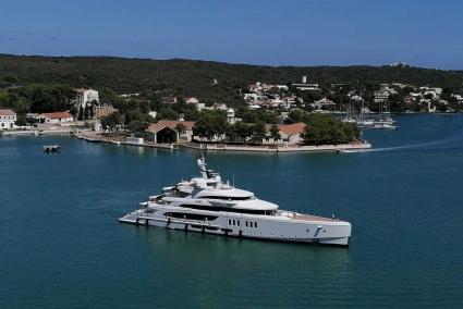 La maniobra de atraque del 'Calex' este lunes en el puerto de Maó.