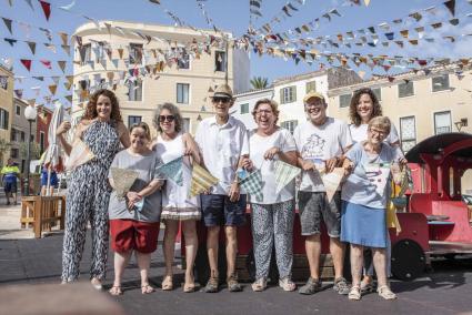 Usuaris del centre Carlos Mir, aquest dimarts a la cèntrica plaça Bastió