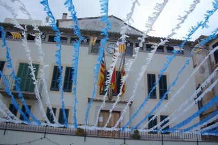 Plaza del ayuntamiento de Banyalbufar en fiestas.