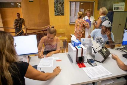 Personas solicitando este miércoles la tarjeta de transporte en la sede del Consell en Ciutadella