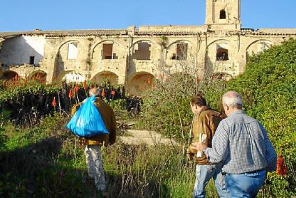 Voluntarios de la Illa del Rei, cuya media de edad es elevada