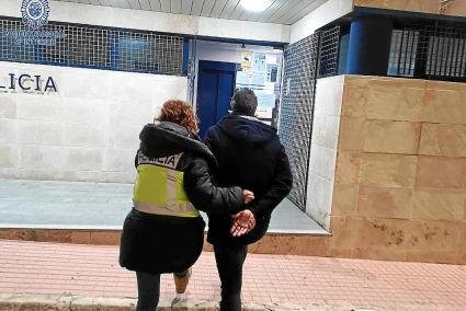 El acusado, a su llegada a la Comisaría de Ciutadella tras su detención el pasado 29 de noviembre