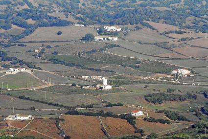 Estampa rural menorquina con varias fincas y sus correspondientes edificaciones