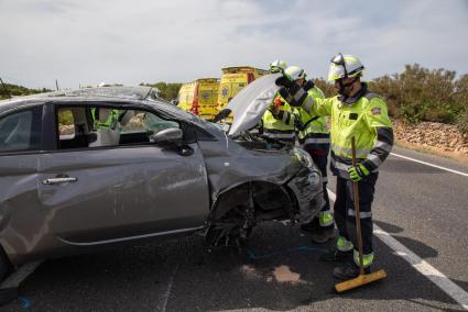 El vehículo volcó lateralmente camino de Cala en Bosc