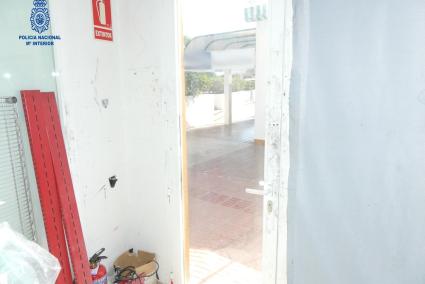 Accedía al interior de los establecimientos fracturando las puertas y las ventanas de acceso.