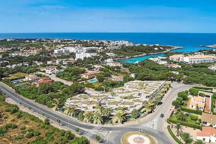 Perspectiva aérea con la ubicación y la proyección del nuevo hotel de 5 estrellas gran lujo que promueve Santandria Bai SL entre la playa de Santandria y Son Paborde.