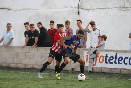 Yassin, durante su anterior etapa en la Unión, protege el balón con el cuerpo ante la presión de su hasta ahora compañero, Marc Urbina.