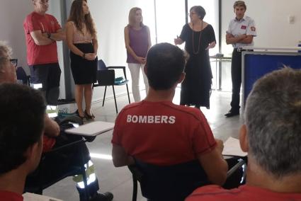 Las autoridades han visitado el parque de bomberos para presentar el primer curso de capacitación de cabos en Menorca