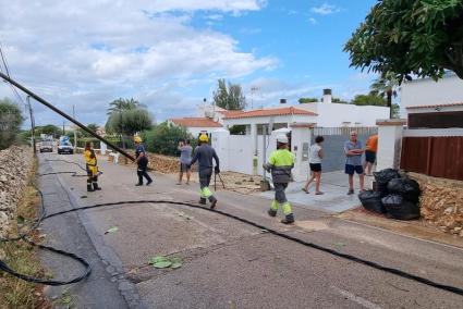 Imagen de un poste de luz caído en Ciutadella durante la tormenta de esta pasada madrugada.