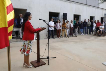 La directora, María González Valbuena, destacó que la cárcel de la Isla cumple su labor de reinserción gracias a las sinergias con funcionarios, instituciones y asociaciones benéficas que participan en muchos de los programas de tratamiento que se dan en