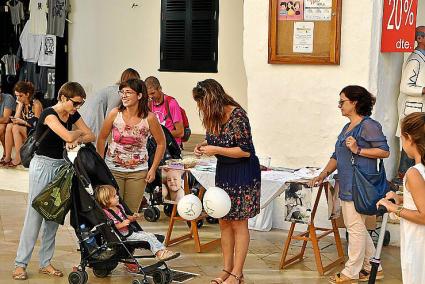 Una mesa informativa de ABAM, antes de la pandemia, en Ciutadella.