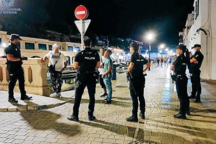 CIUTADELLA. FUERZAS SEGURIDAD. IncautaciÃ³n de drogas y armas en la zona de ocio de Es Pla. Agentes de la PolicÃ­a Nacional este fin de semana en la zona de Es Pla de Sant Joan de Ciutadella.