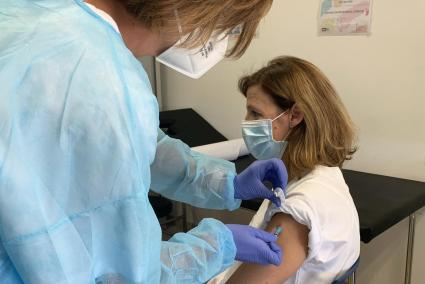 Una enfermera recibe la vacuna de la gripe ayer en el centro Canal Salat en una campaña anterior