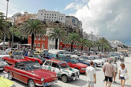 Los coches participantes, aparcados en el puerto de Maó