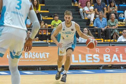 El base zaragozano del Hestia Menorca, Álvaro Sanz, bota el balón durante el Trofeu AON Illes Balears