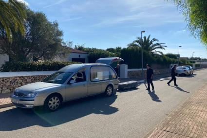 El coche fúnebre ha trasladado el cadáver desde el chalé.