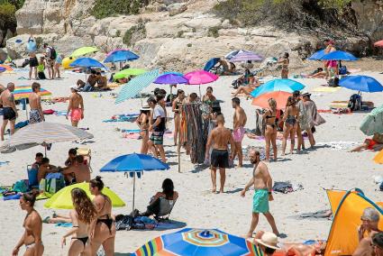 Vista parcial de la playa de Cala Mitjana un día de mediados de julio de este año con un nivel de ocupación que se ha repetido con frecuencia a lo largo del verano